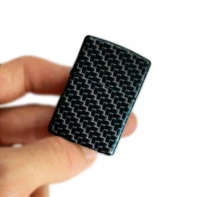 Zapalovač ZIPPO - Carbon Fiber Design v ruke