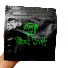 Skunk Sack Black Large v ruke