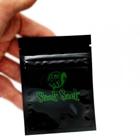 Skunk Sack Black Small v ruke