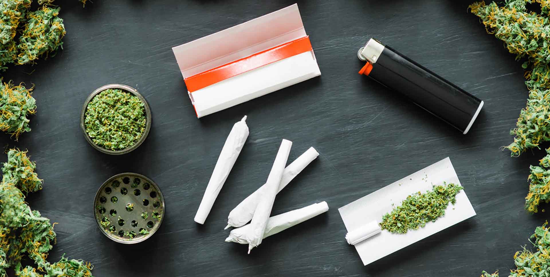 Fajčiarske potreby: drvička, papieriky, filtre, zapaľovač, ubalené jointy a kvety konope 