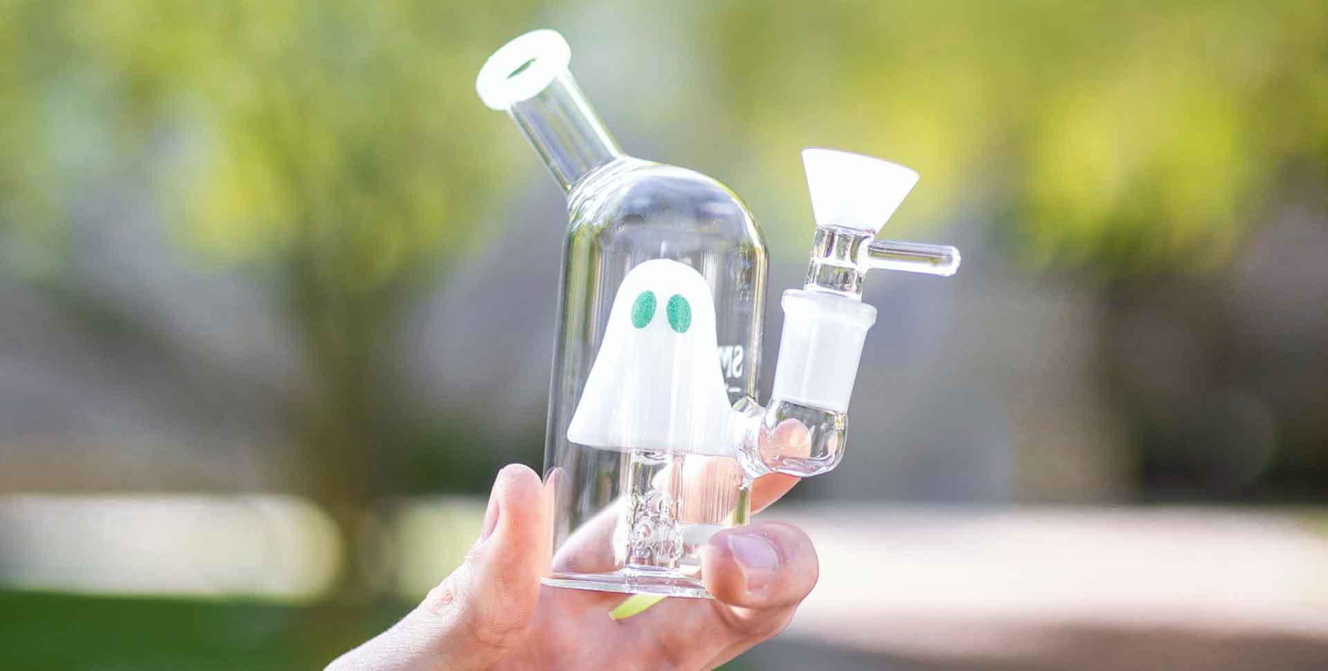 Malé sklenené vodné bongo s coolerom v tvare ducha